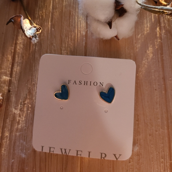 💙💙Super Adorable Blue Colored Heart Stud Earrings💙💙 - Picture 14 of 15